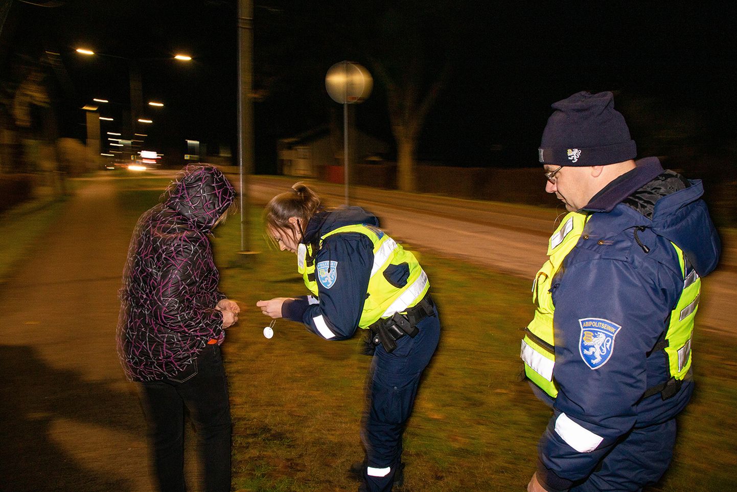 Teisipäeva õhtul oli Järvamaal suur helkurikontroll. Need, kel helkurit polnud, said selle politseinikelt. Pildil kinnitab helkurit paidelase jope külge Paide piirkonnapolitseinik Eeva Õun. Kõrval on abipolitseinik Ardo Aimla.