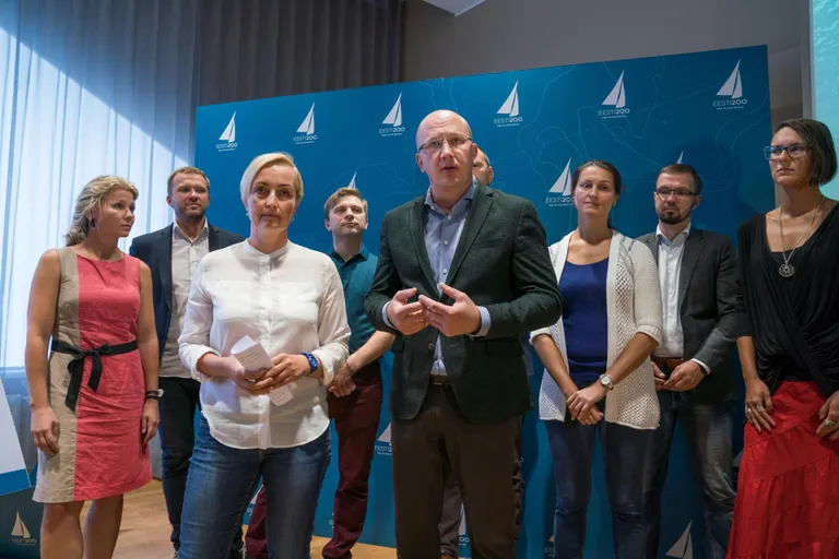 Eesti 200 otsustas, et edasi minnakse erakonnana ja kevadel püütakse pääseda riigikokku. Sügiseni veel poliitilise liikumisena tegutseva ühenduse kõneisikud (esiplaanil keskel Kristina Kallas ja Priit Alamäe) tutvustavad Eesti 200 tulevikuplaane ajakirjanikele.