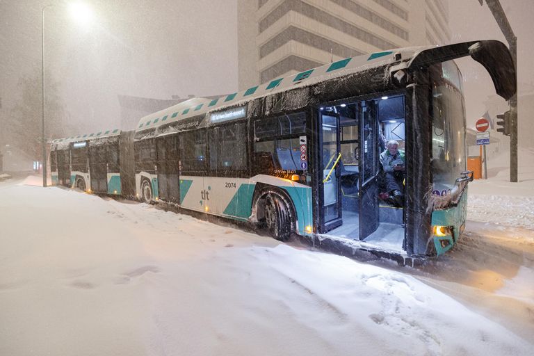 Во время «Биргит» в Таллинне на дорогах в снежный плен попадали автобусы