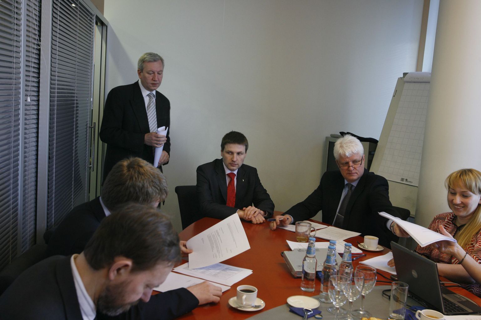 Töötukassa nõukogu liikmed Nordea panga juht Vahur Kraft, temast paremal istub minister Hanno Pevkur ja edasi töötukassa juht Meelis Paavel.