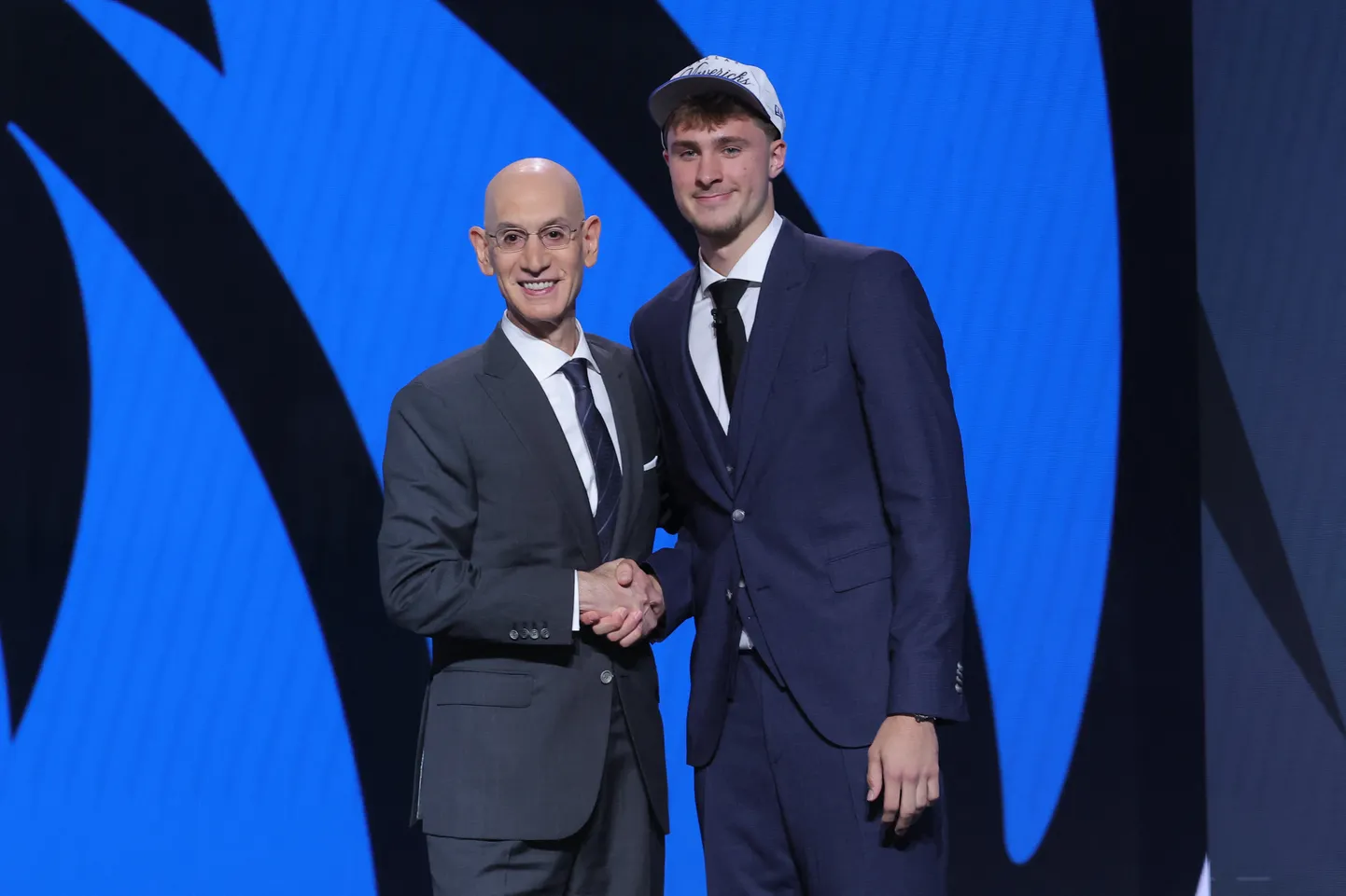 Cooper Flagg (paremal) ja NBA boss Adam Silver.