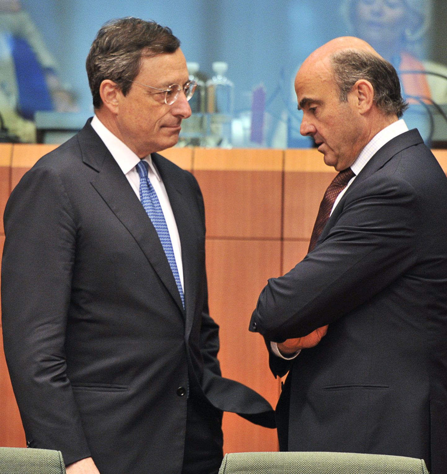 Euroopa Keskpanga president Mario Draghi (vasakul) ja Hispaania rahandusminister Luis De Guindos.