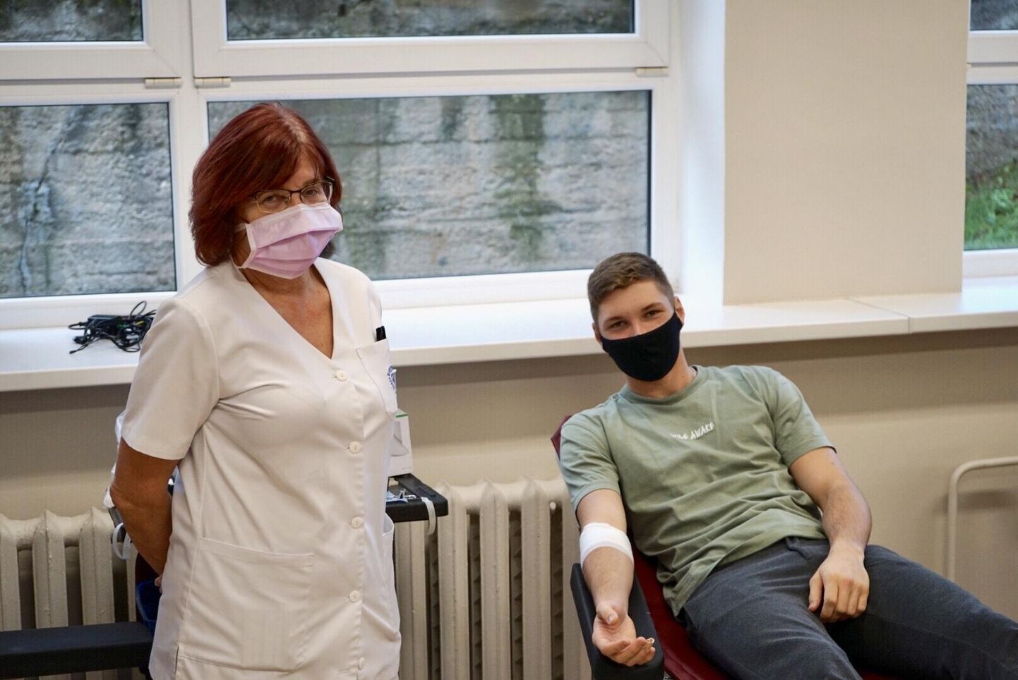 Tartu Ülikooli kliinikumi verekeskuse õde Marika Kuusik (vasakul) on doonoritelt verd võtnud 17 aastat.