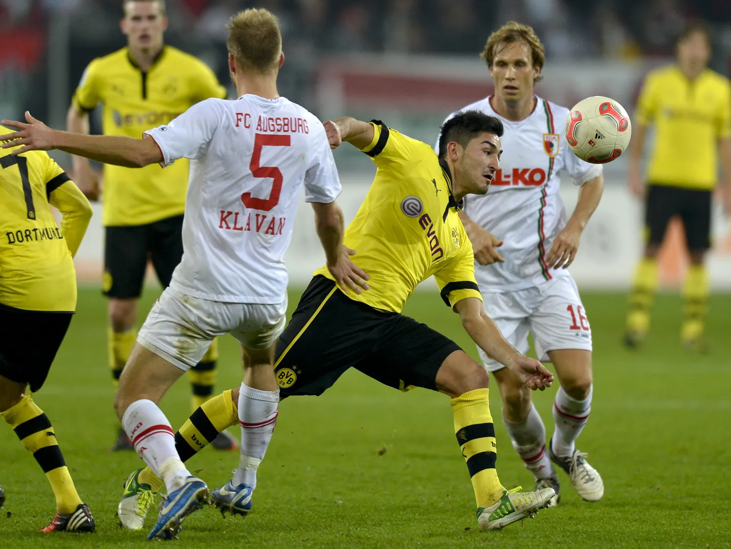 Ragnar Klavani (nr. 5) koduklubi FC Augsburg alustab täna Dortmundi Borussia vastu Bundesliga hooaega.