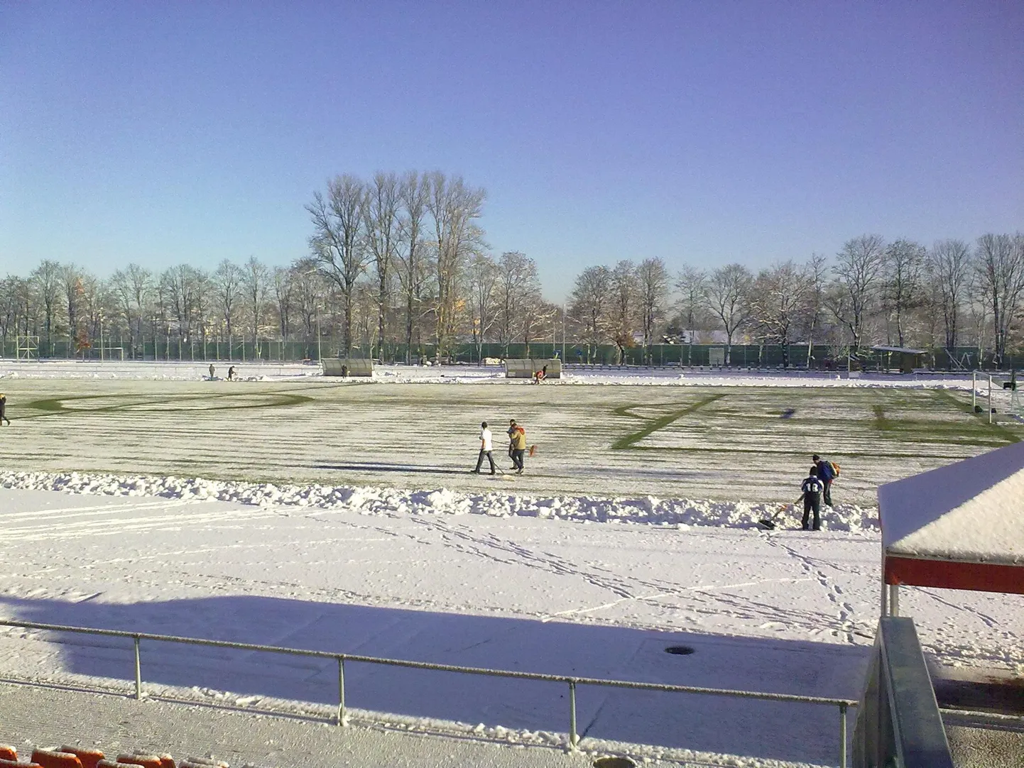 Многие Футбольные поля Эстонии покрыты снегом. Иллюстративный снимок.
