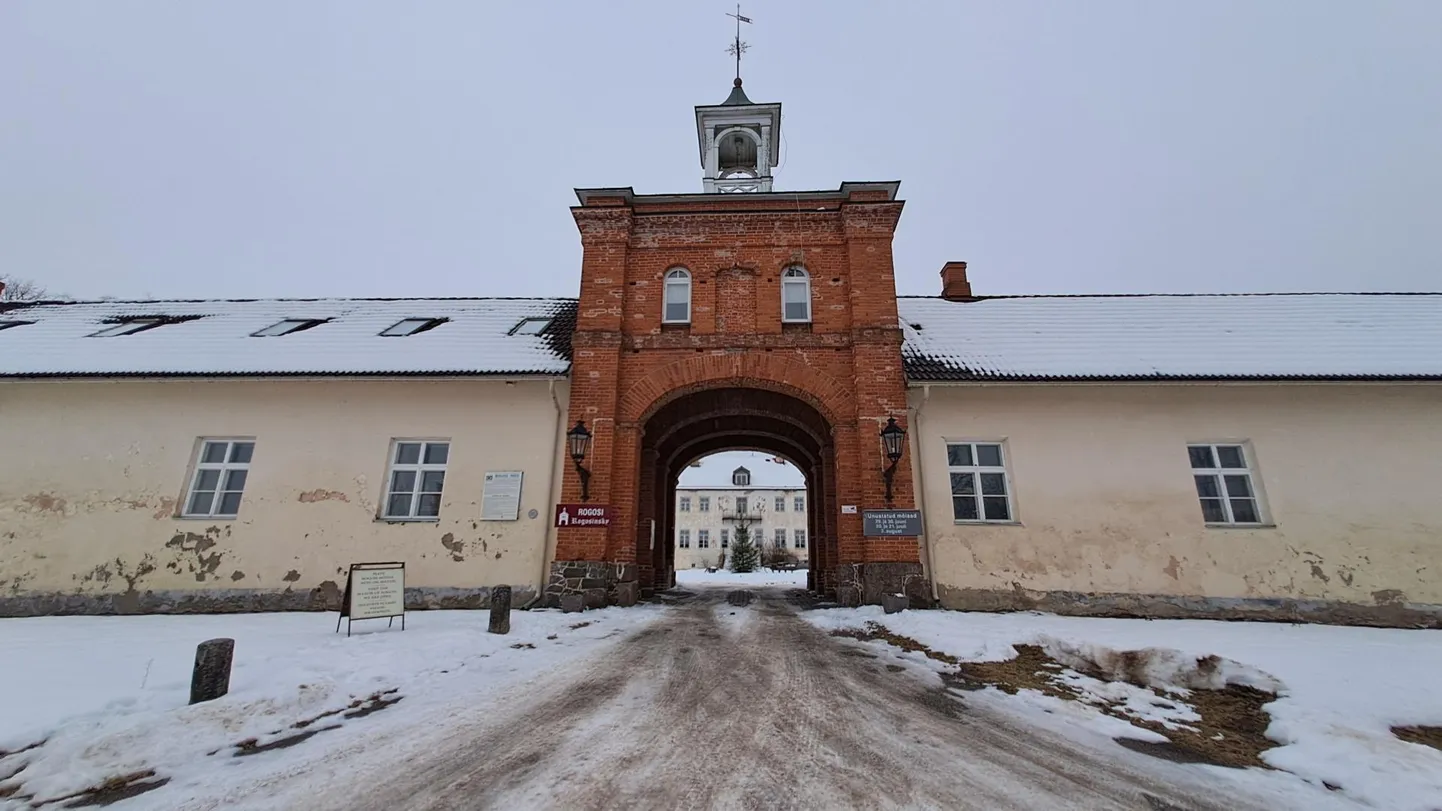 Kohalikud elanikud kardavad, et kui Eestis ainulaadne Rogosi
kastellmõis müüakse, pole neil enam mõisaväravast sissepääsu.
