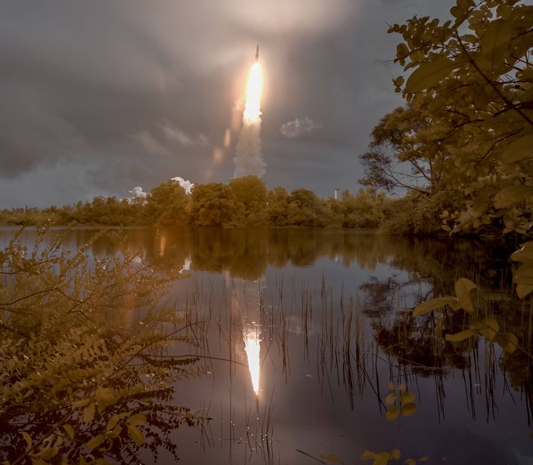 James Webbi kosmoseteleskoop jõudis kosmosesse kanderaketil Ariane 5, olles selle ninas kokkupakituna. Start toimus 25. detsembril 2021 Lõuna-Ameerika Prantsuse Guajaana Kourou kosmosekeskusest