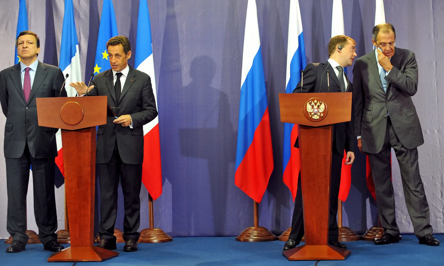 Prantsusmaa president tutvustamas kokkulepet, mille ta esmaspäeval sõlmis oma Vene kolleegi Dmitri Medvedeviga.