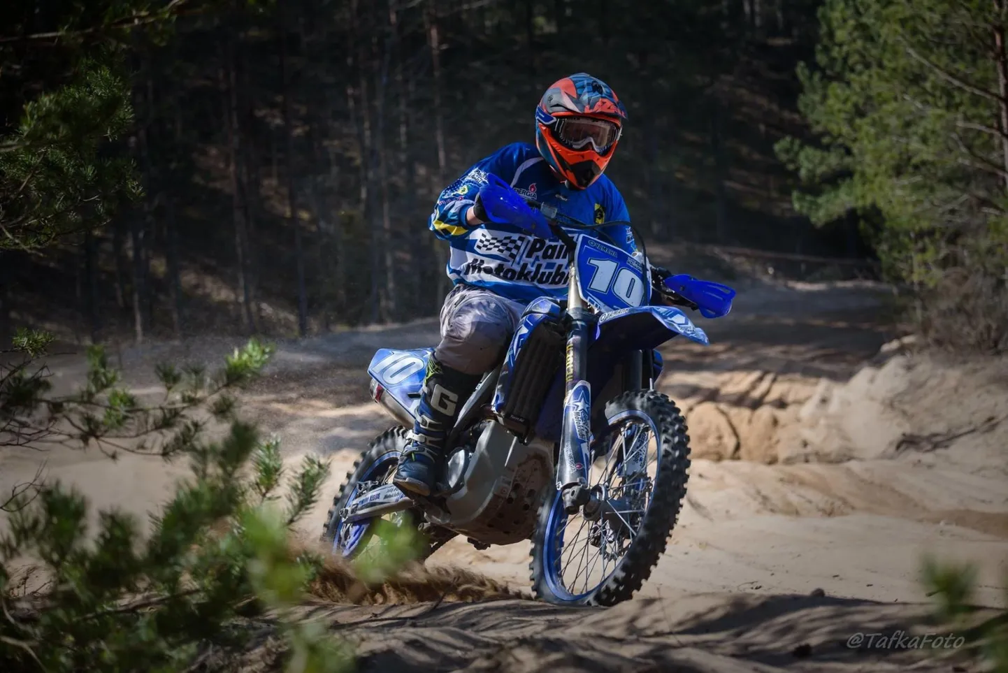 Paikuse motoklubi enduuroäss, Yamahat taltsutav Toivo Nikopensius juhib kahe etapi järel Eesti meistrivõistlusi seenioride konkurentsis täiseduga.