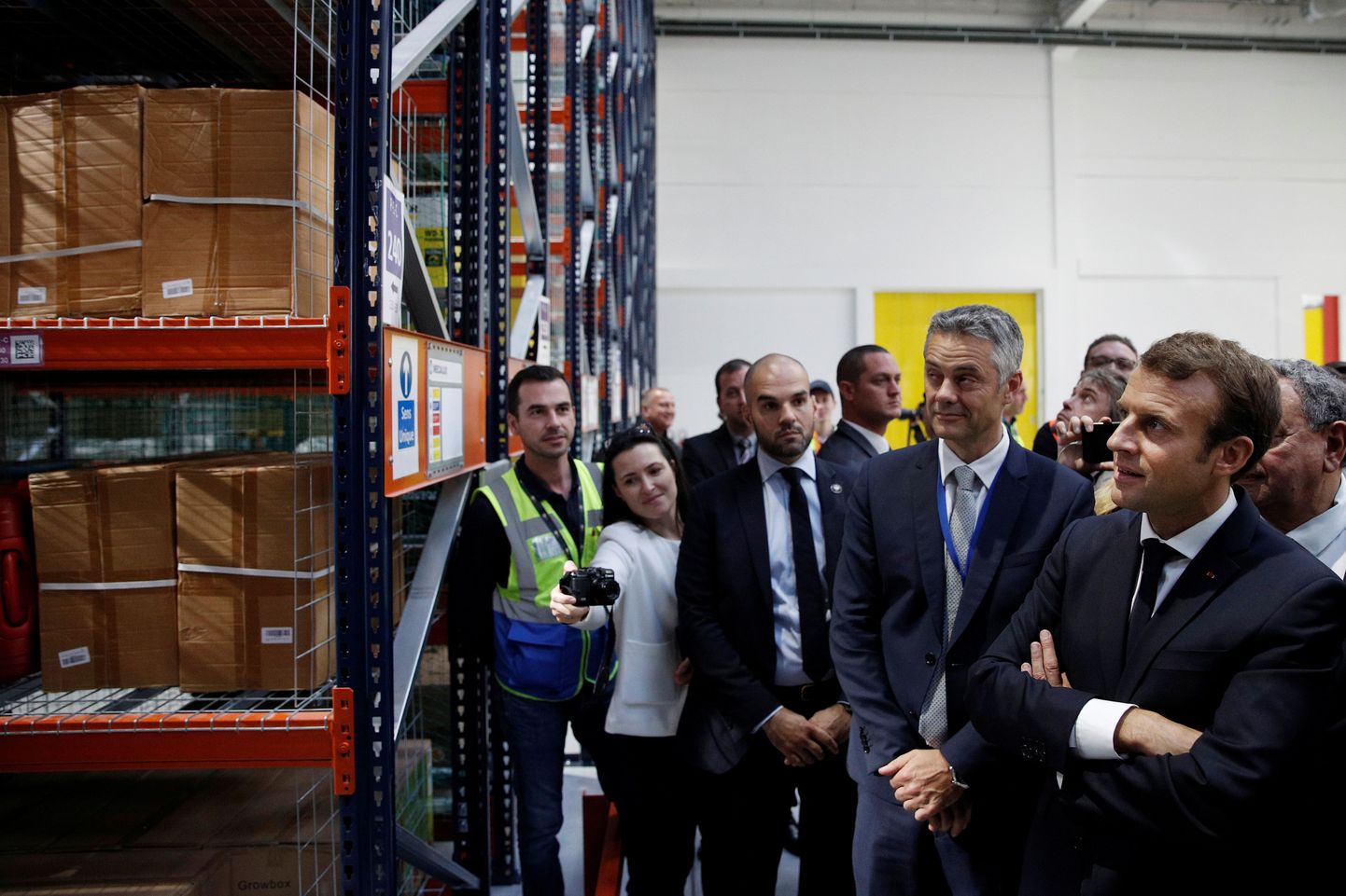 Prantsuse president Emmanuel Macron uurib vabrikuelu.