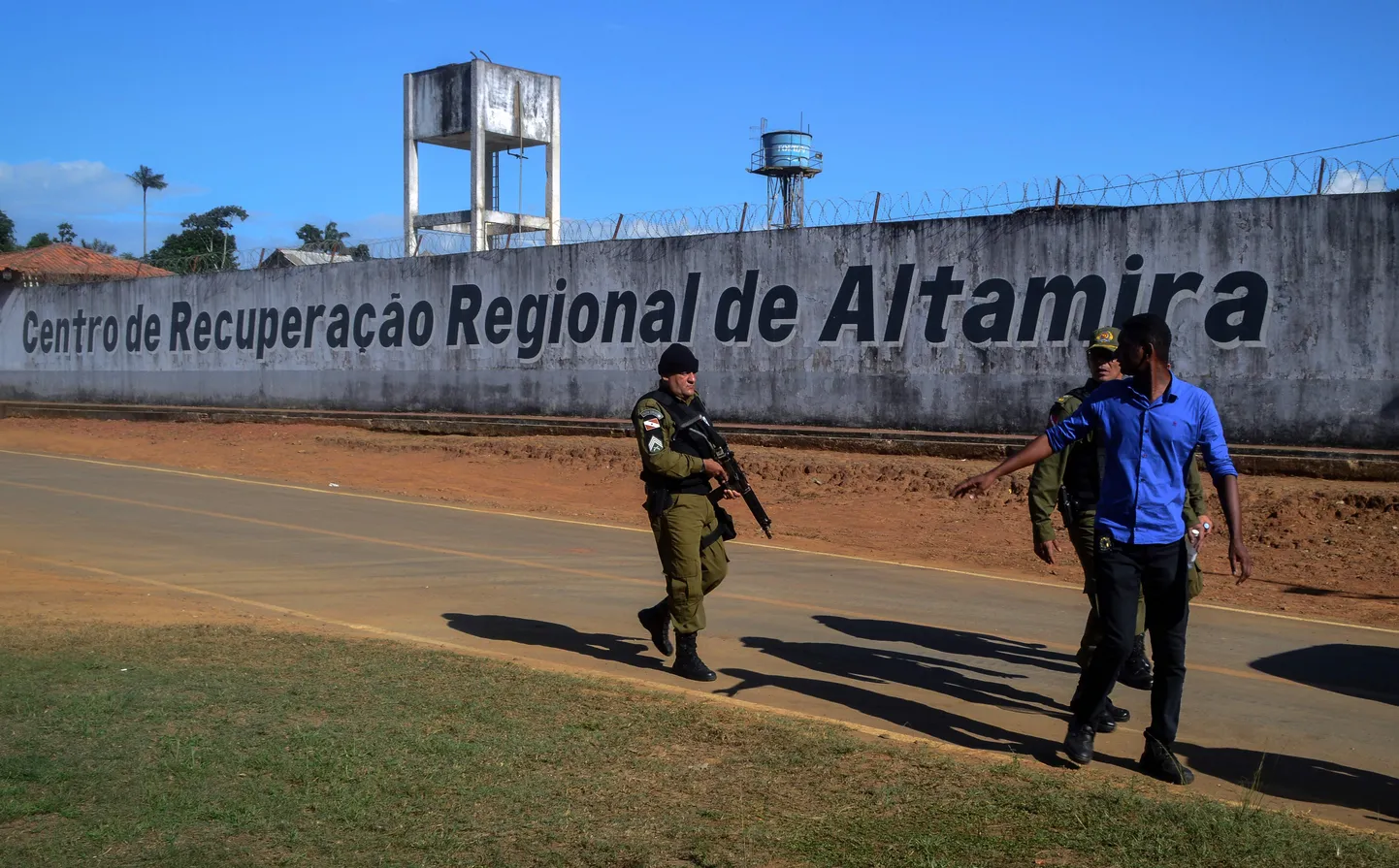 Politseinik patrullib Altamira vangla ees.