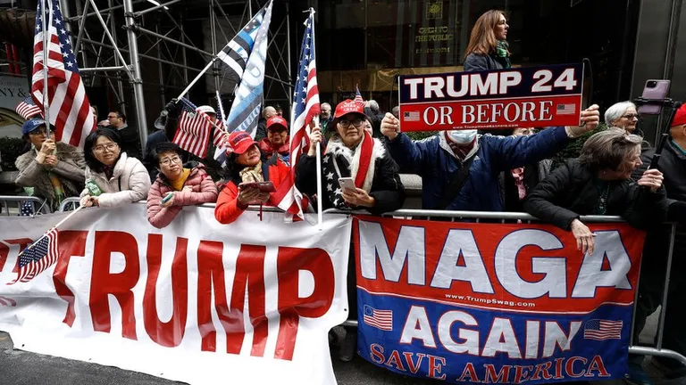 У Дональда Трампа хватает и противников, и сторонников. Последние обрушиваются на всякого, кто так, или иначе, выступает против него. Сторонники Трампа на праздновании Дня Св. Патрика в Нью-Йорке, около Башни Трампа