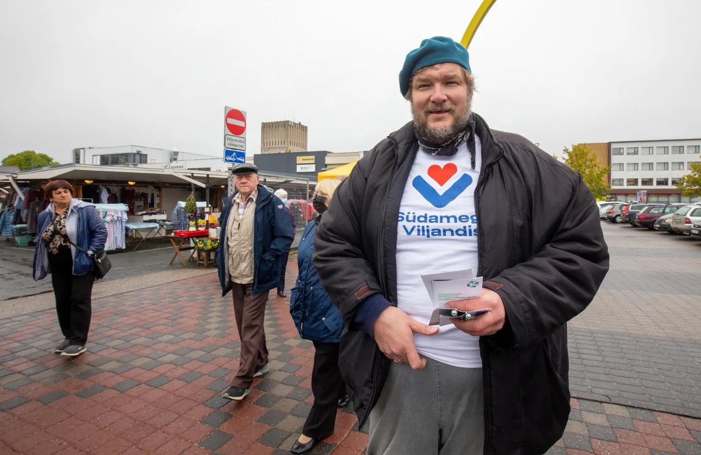 Kristjan Mändmaa ei kuulu ühtegi erakonda, sügisel kandideeris ta kohalike omavalitsuste valimistel Viljandi volikokku valimisliidus Südamega Viljandis.