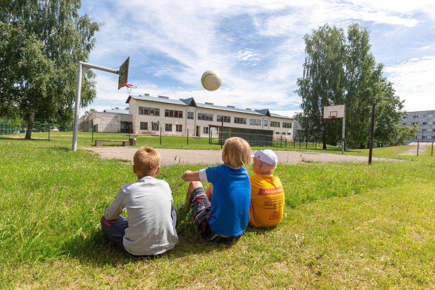Teisipäeval palliplatsil ja selle lähedal mänginud algkooliealised poisid kuulsid ajakirjanikelt, et nende mänguväljak läheb lasteaia kätte ja nemad seal tulevikus palli mängida ei saa.