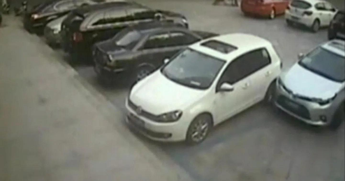 Hiina politsei avalikustas turvakaamera video, millel on näha ühte autojuhti, kellel on raskusi parkimispaigalt välja sõitmisega