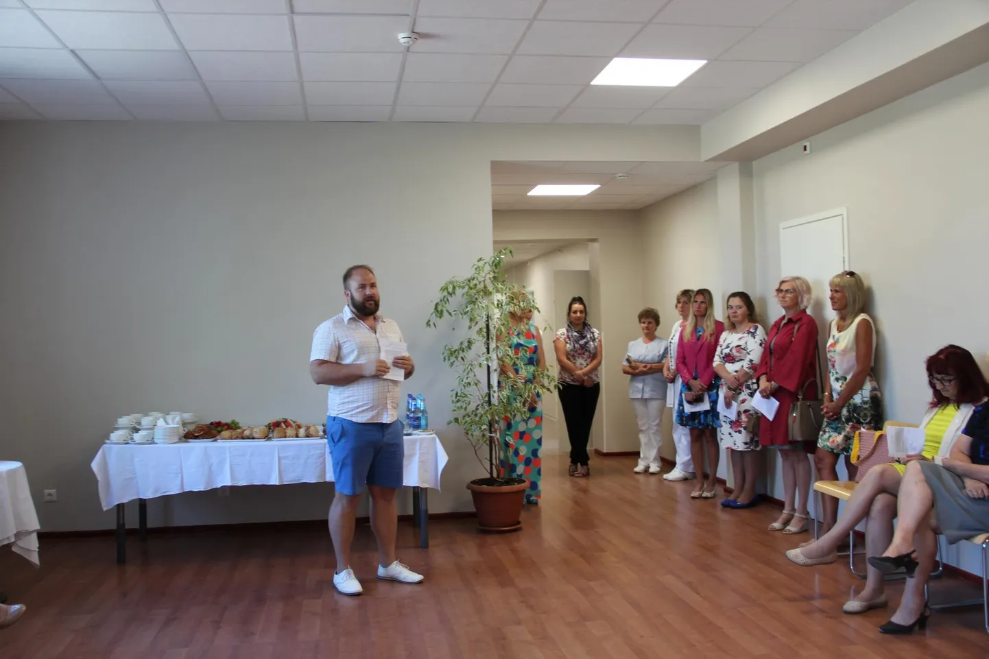 Aktsiaseltsi Viru Haigla juhatuse esimees Meelis Kukk Tapal hooldekodu laiendust tutvustamas.