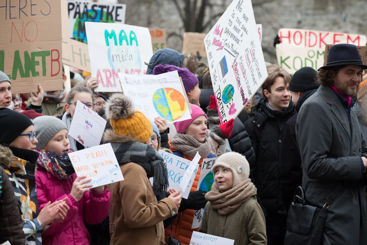 Koolinoorte kliimaprotest Riigikogu ees. Ligi 500 noort avaldas Toompeal meelt kliimamuutuste vastu ja lubas tagasi tulla kui midagi ei muutu.