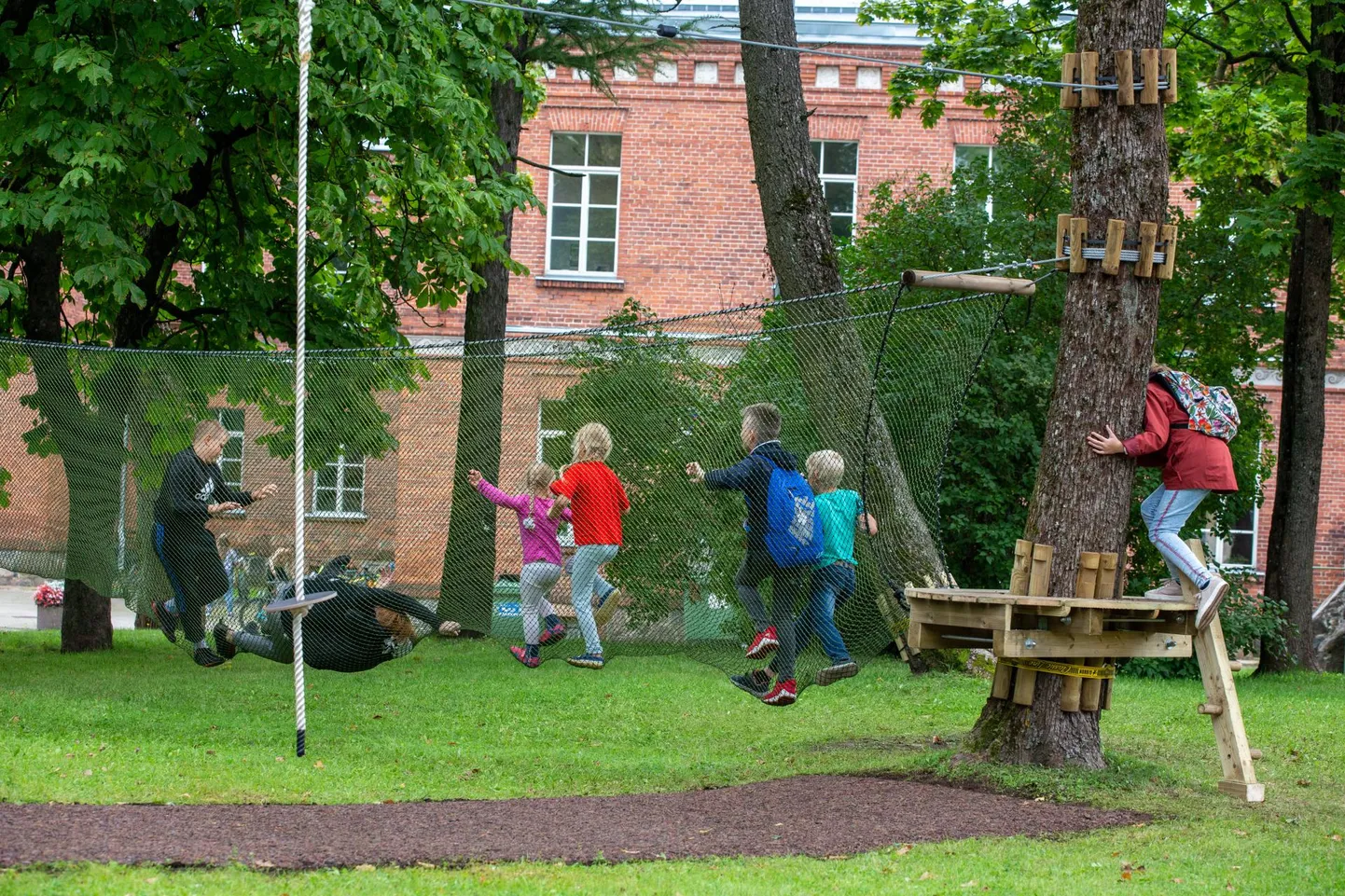 Möödunud aastal võitis kaasava eelarve ideevõistluse huvikooli ja Kesklinna kooli vahel asuv seiklusrada, mis tänavu päev enne kooliaasta algust ka avati.