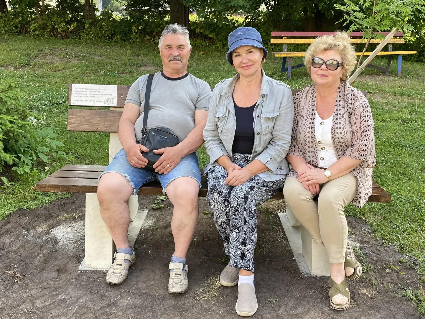 Nadežda Popolitova (keskel) sõnas, et tulevikus plaanivad majaelanikud paigaldada mälestuspingi kõrvale ka 1950. aastate stiilis lillepoti.