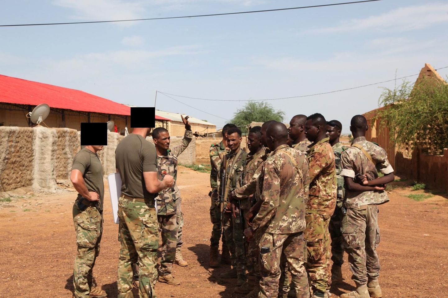 Eesti erioperaatorid õpetamas Mali sõjaväelasi. Eriüksuslaste nägu ei tohi avalikult näidata.