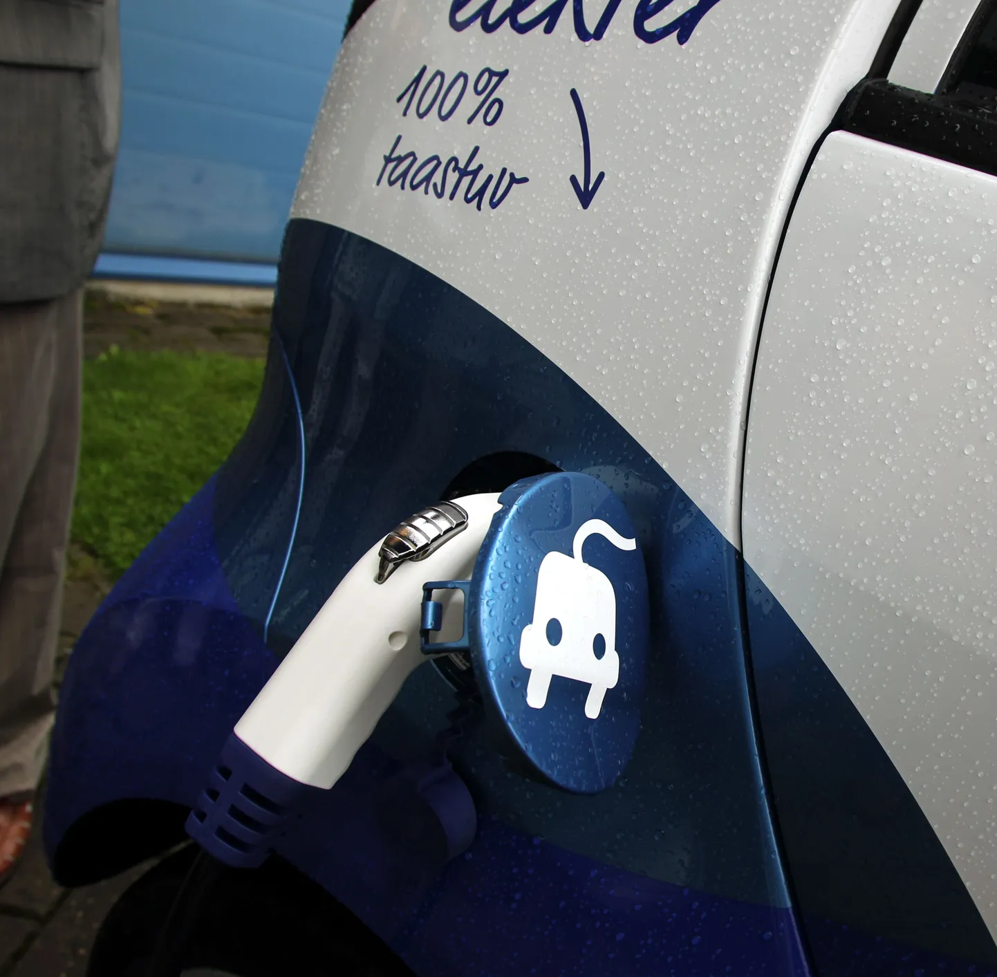Elektriauto laadimine.