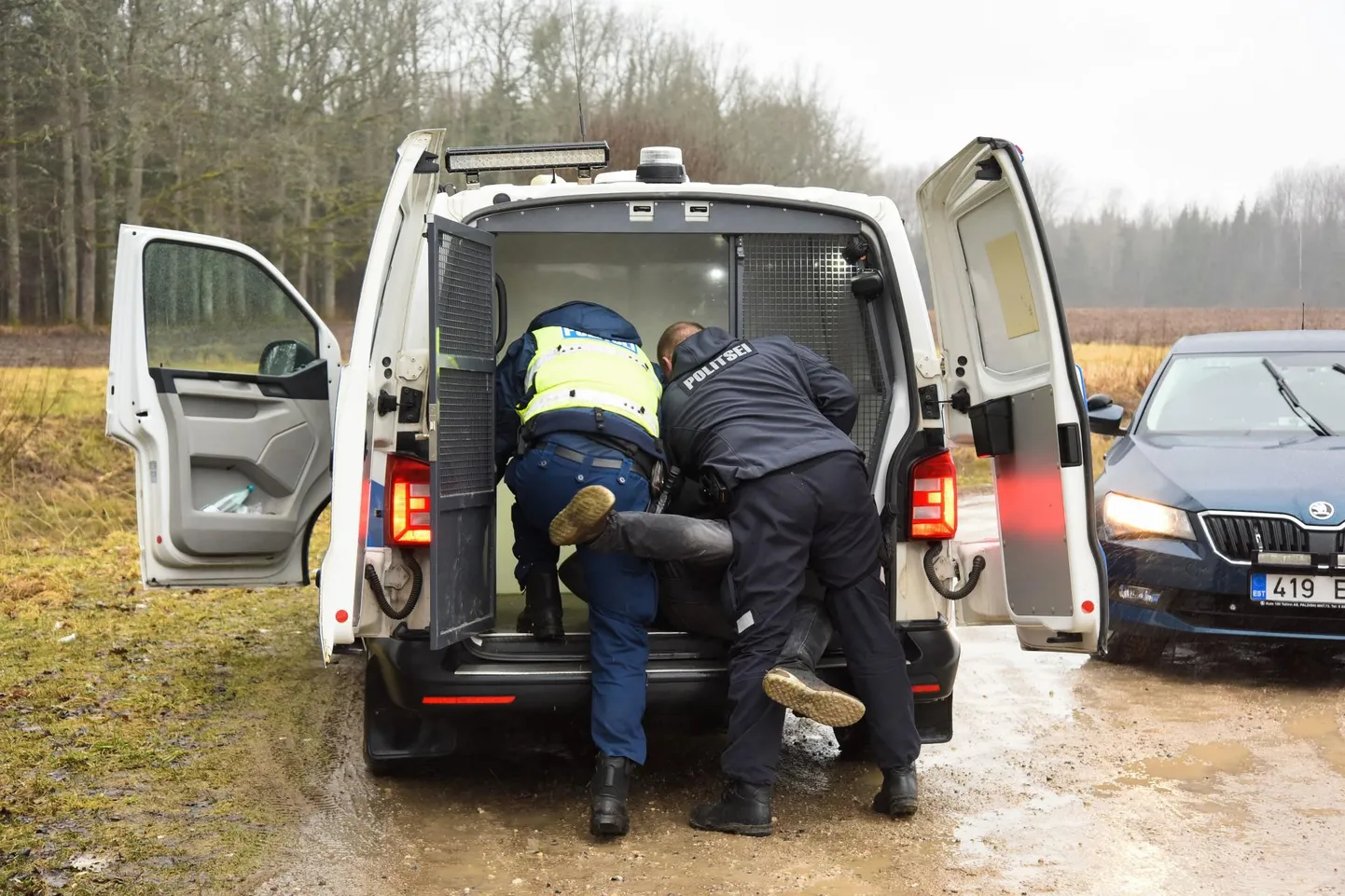 Politseinikel tuli neile vastu hakanud silmnähtavalt joobes juht n-ö maha murda ja käed raudu panna.