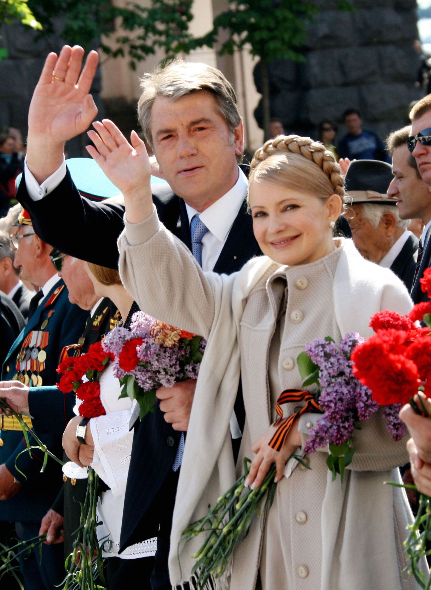 Ukraina peaminister Julia Tõmošenko naeratamas president Viktor Juštšenko kõrval tänavuse 9. mai veteranide paraadi ajal.