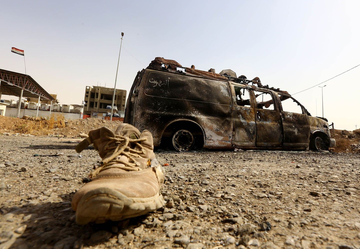 Iraagi julgeolekujõudude põlenud veok Mosuli lähedal.