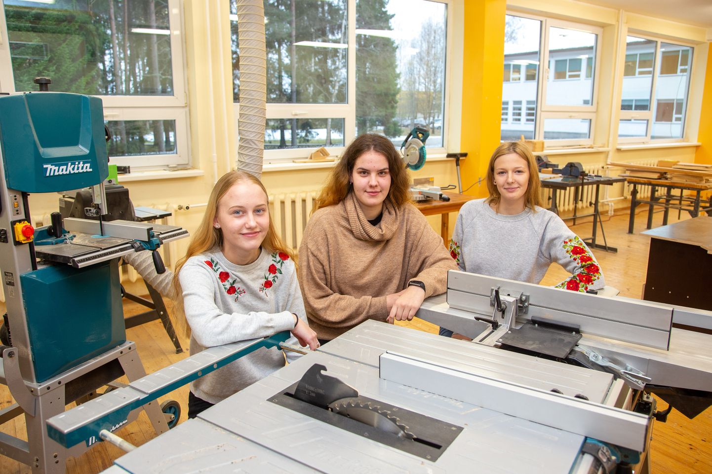 Türi ühisgümnaasiumi õpilasfirma eestvedajad Maria Laur (vasakult), Karin Nugiseks ja Anette Orusalu.