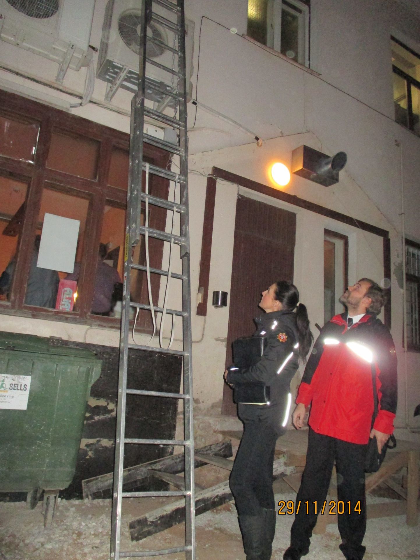 Lõuna päästekeskuse tuleohutusinspektorid reidil Tartus. Ühe teise korruse baari varuväljapääsuks on alumiiniumredel.