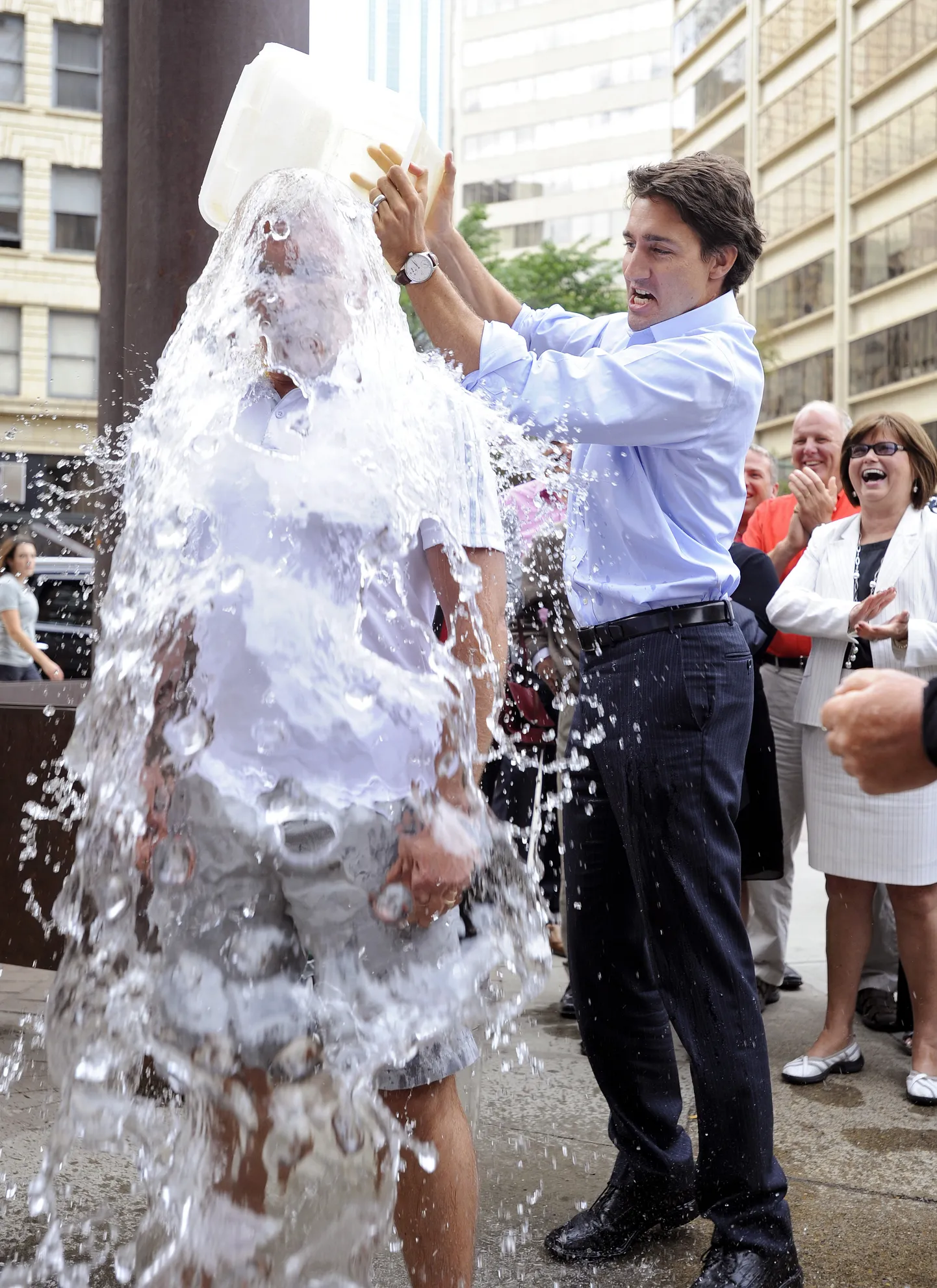 Endine Kanada peaminster Justin Trudeau (R) kallab jäävett liberaalide parlamendiliikme Sean Casey kaela ja seda ALS-i jää-ämbri väljakutse raames 19. augustil 2014 Edmontonis parteikoosolekul.