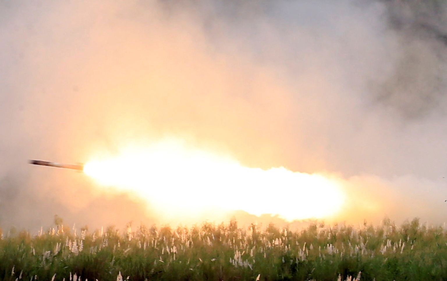 Запуск ракеты из системы залпового огня HIMARS