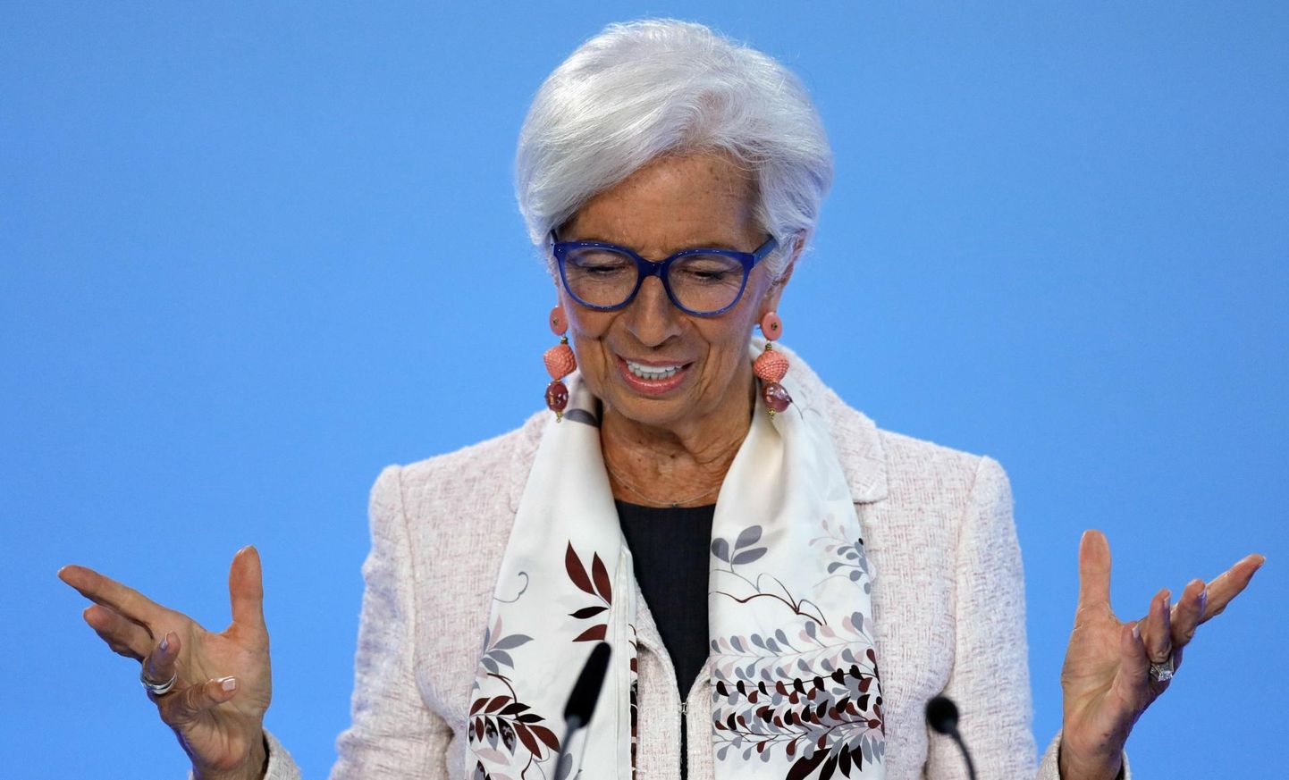 Euroopa Keskpanga president Christine Lagarde ajakirjanikele vastamas.