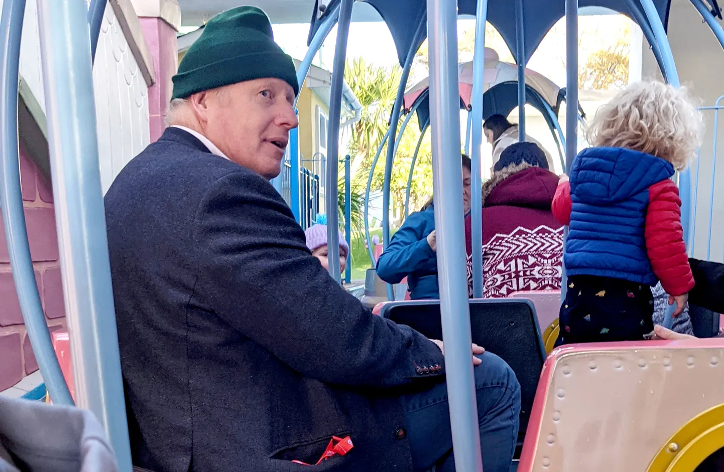 Briti peaminister Boris Johnson (rohelise mütsiga) 22. novembril 2021. lasterongikeselt tagasi vaatamas.