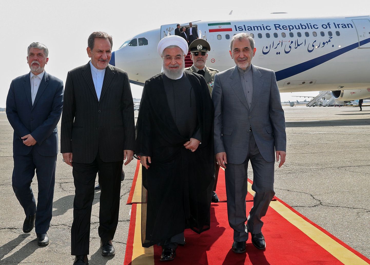 Iraani president Hassan Rouhani (esiplaanil keskel) reedel Teherani Mehrabadi lennujaamas pärast naasmist New Yorgist ÜRO Peaassambleelt.