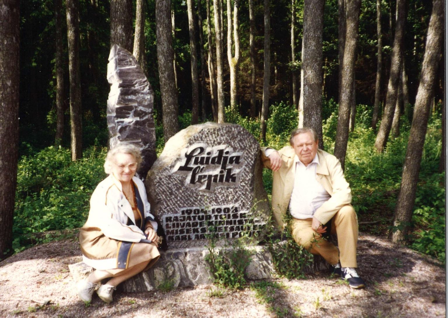 Asta Lepik ja Kalju Lepik 1991. aasta suvel Hiiumaal Luidja lepikut tähistava kivi juures.