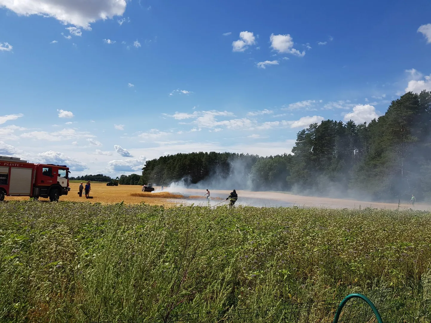 Selline vaade avanes esmaspäeval Liigvalla külas asuva suvekodu tagahoovist, mille kõrval oli süttinud odrapõld.