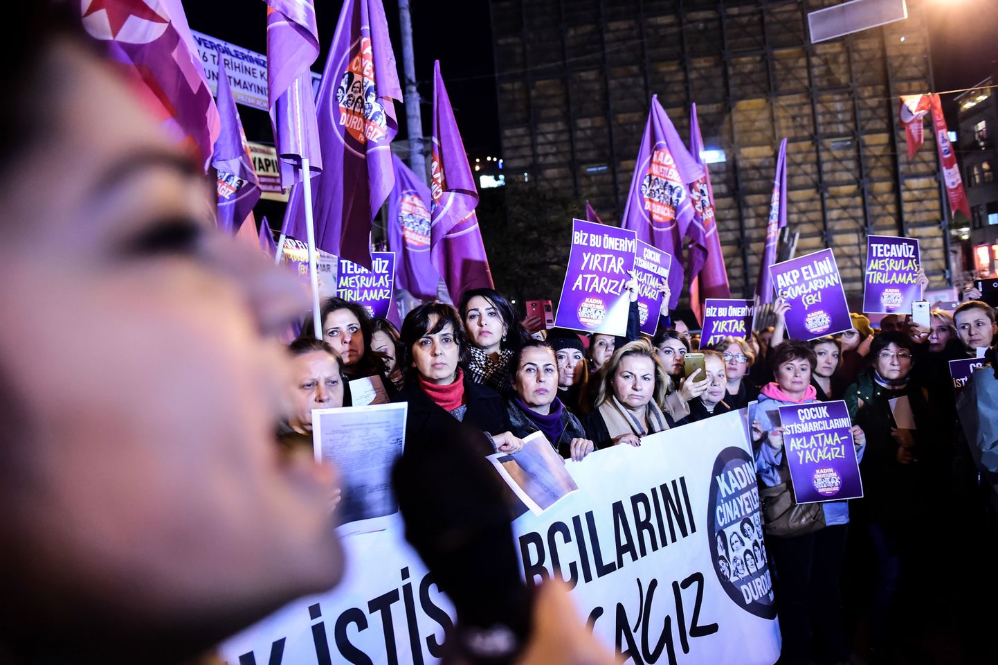 Nn vägistajaga abiellumise seaduse vastu korraldatud meeleavaldus Istanbulis 2016. aastal.