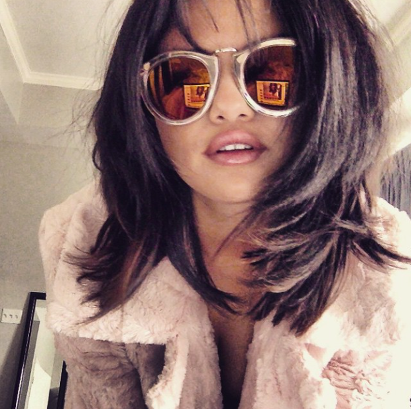 Selena Gomez selfie'l uue soenguga
