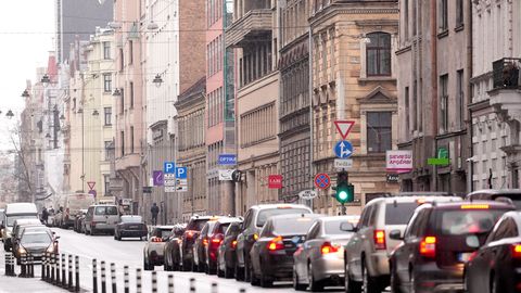 ВИДЕО ⟩ Водители сообщают о крупных пробках в центре Риги