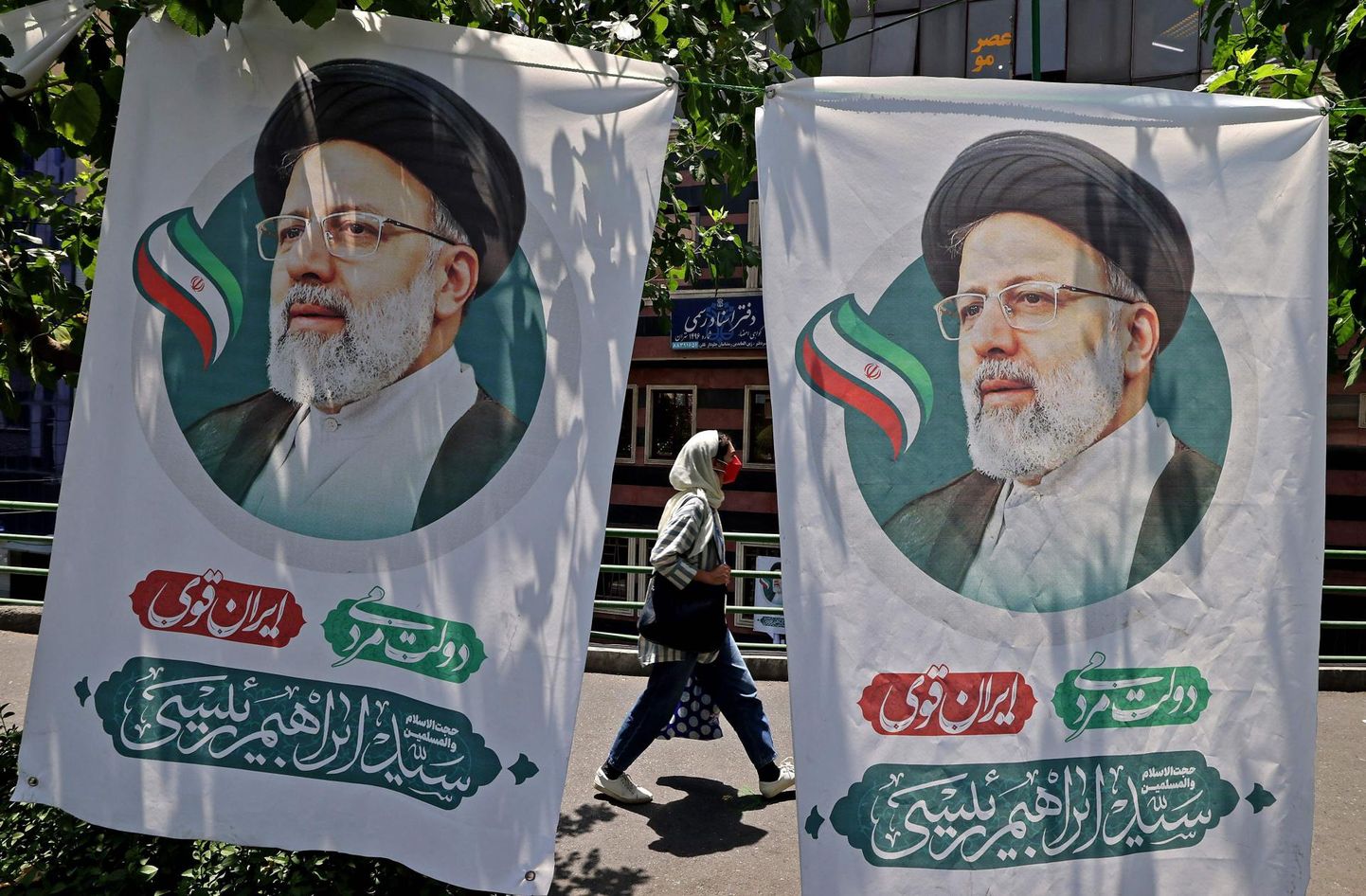 Teherani tänavaid ilustavad valimisplakatid, ent kõrget valimisaktiivsust ei oodata. Pildil valimiste favoriit ülemkohtunik Ebrahim Raisi. 