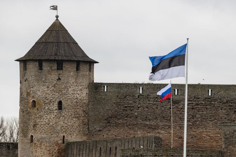 Флаги Эстонии и России на границе между Нарвой и Ивангородом, ноябрь 2023 года.