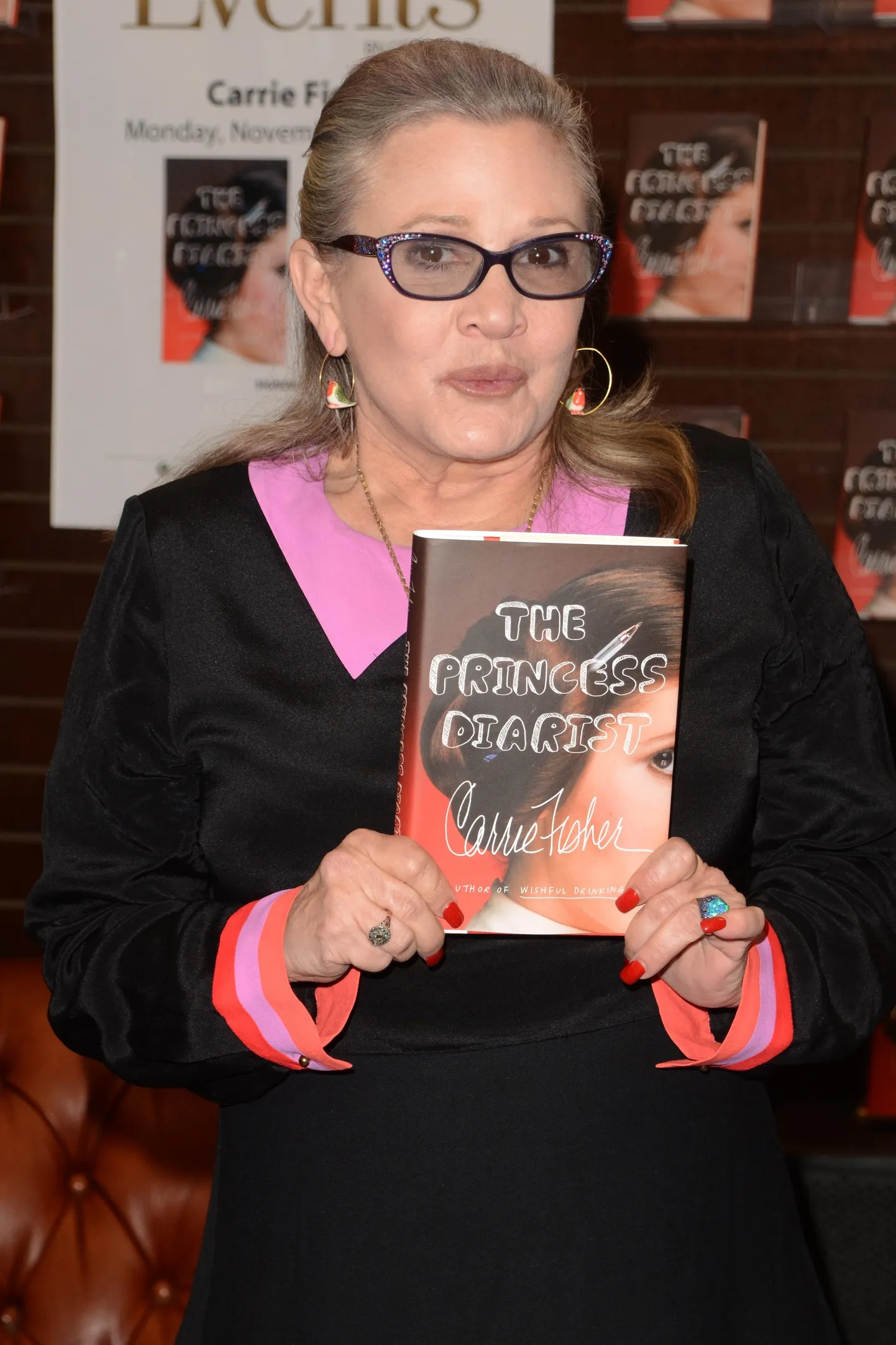 Carrie Fisher oma raamatu «The Princess Diarist» esitlusel 2016. aasta novembri lõpus. 21. detsembril tabas teda lennusõidu ajal tervisrike ja ta suri neli päeva hiljem haiglas 60-aastaselt.