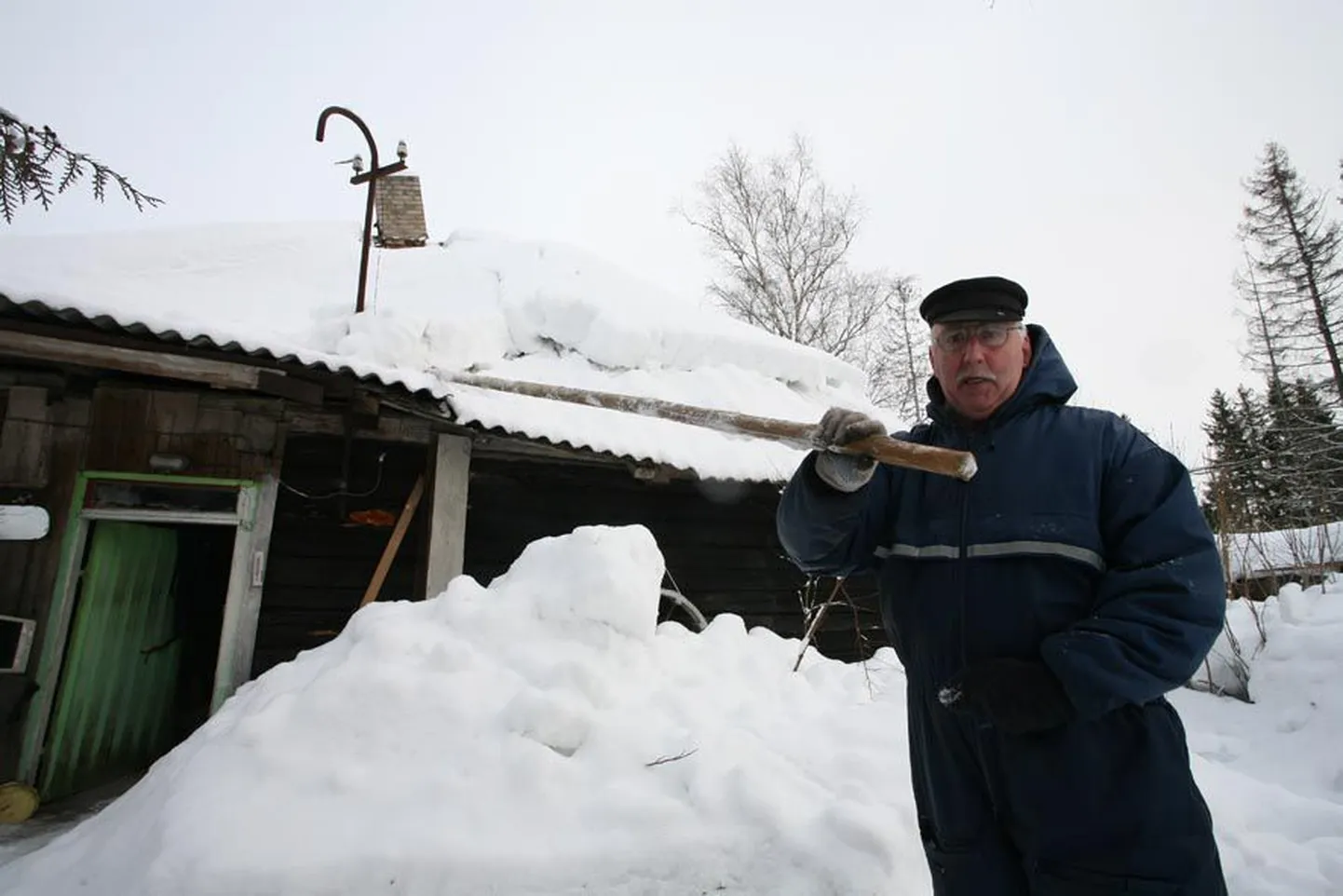 Vodja külas elav Viktor Tšubarov püüab veel päästa, mis päästa annab ja et katus kevadeks päris sisse ei kukuks, siis tasapisi sealt veel nüüdki lund alla rookida.