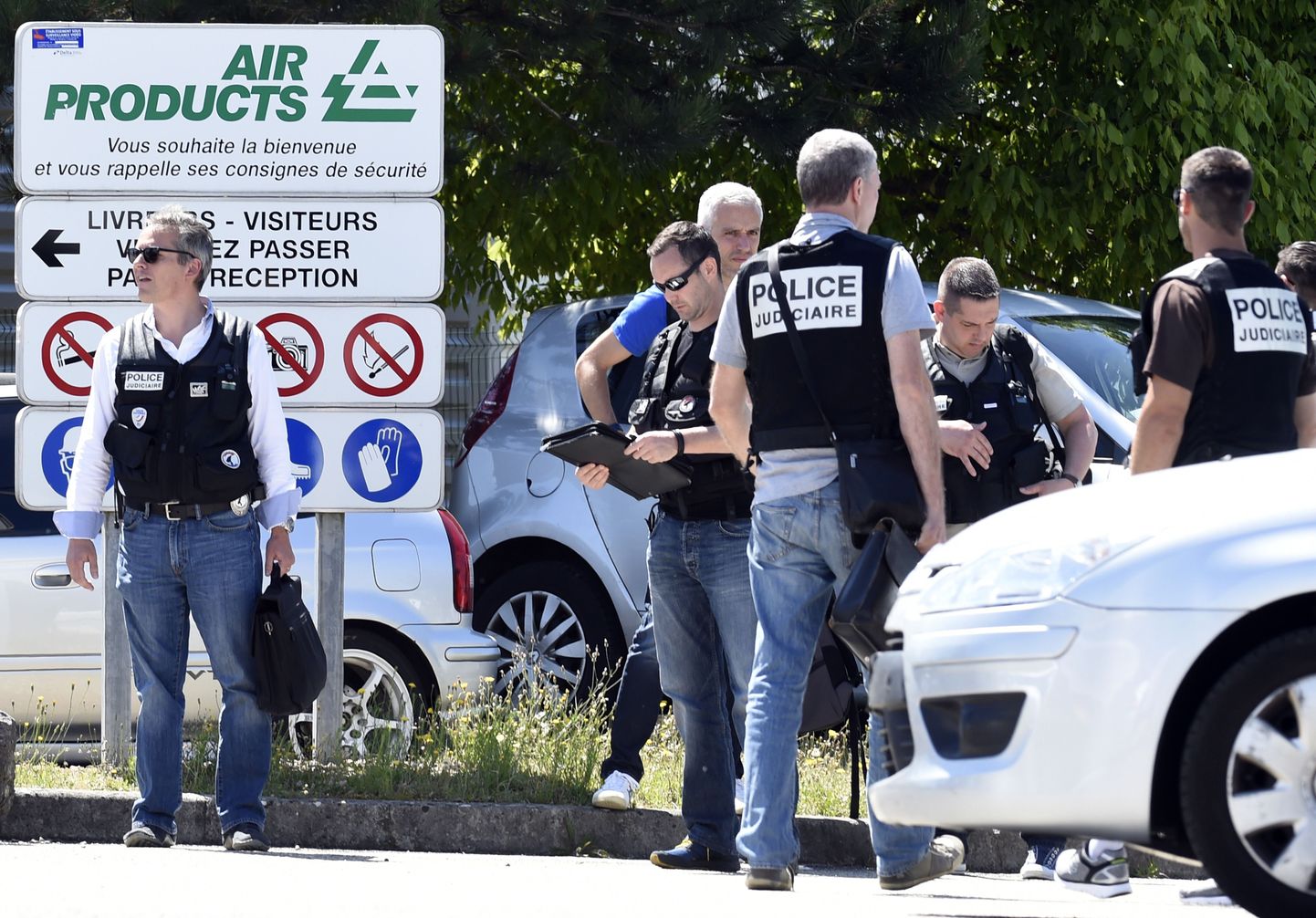 Prantsuse politsei täna tehase ees, kus toimus arvatav islamistirünnak.