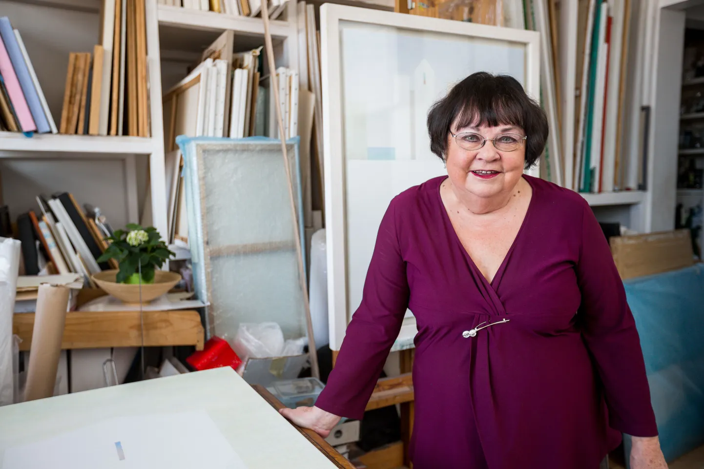 Kunstnik Mare Vint oma ateljees Vabaduse väljakul, Eesti Kunstnike Liidu majas.