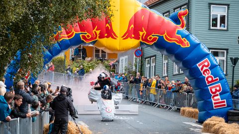 OTSEÜLEKANNE ⟩ Läheb mölluks! Red Bull Soapboxi pöörased masinad vallutavad Lauluväljaku