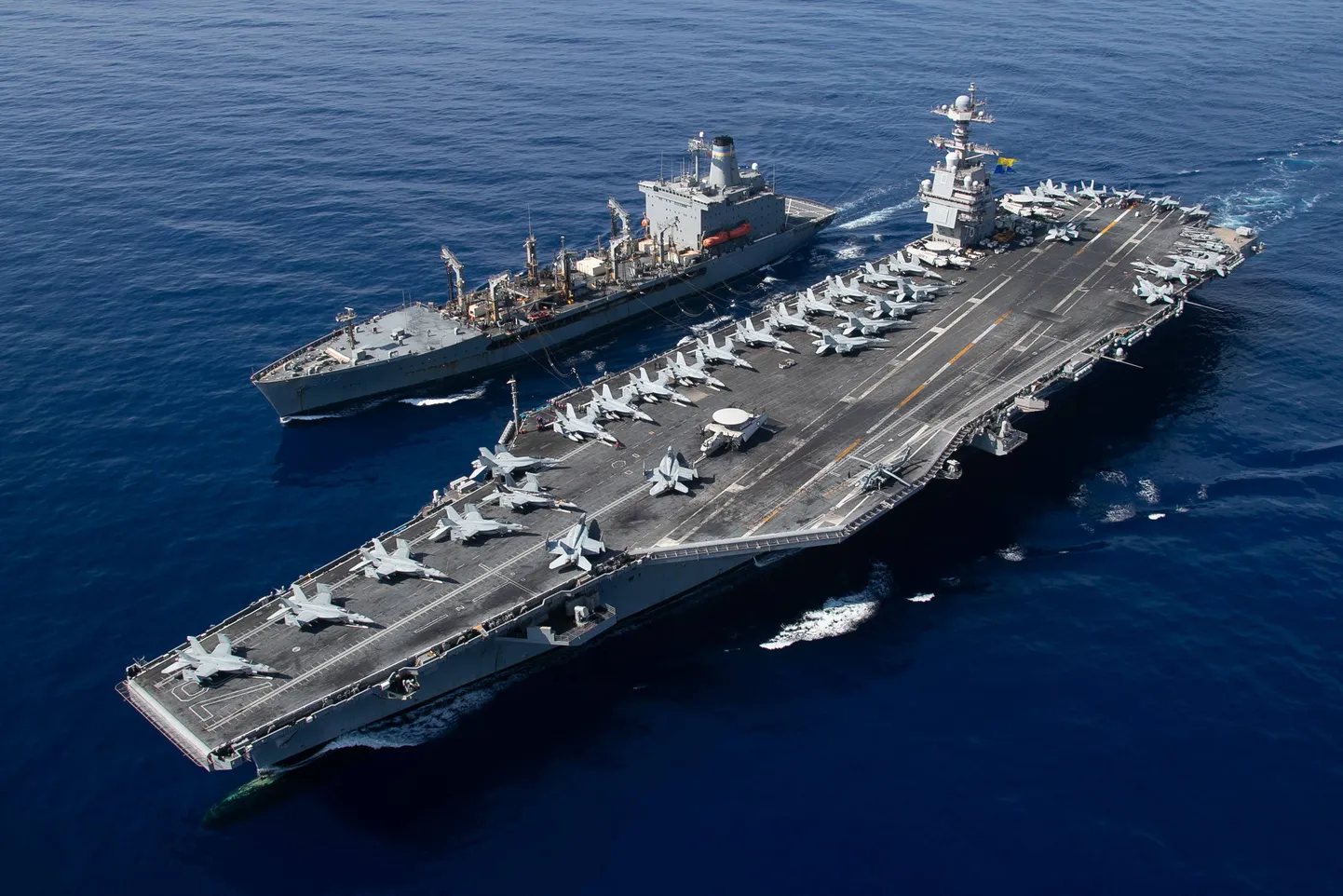 Lennukikandja USS Gerald R. Ford tankimine Vahemerel.