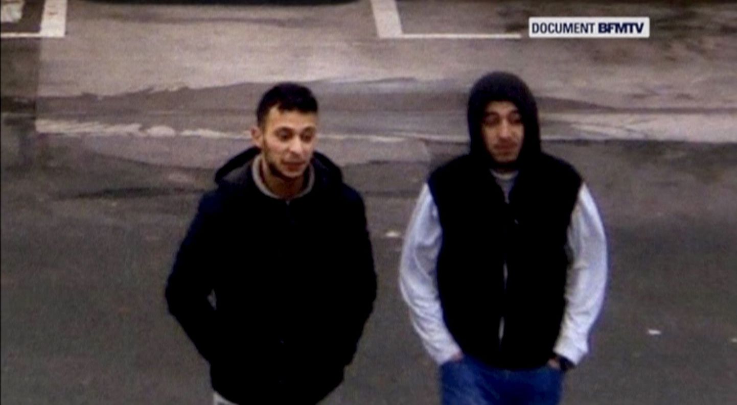 Salah Abdeslam (vasakul) ja Hamza Attou Trith-Saint-Legeri bensiinijaamas