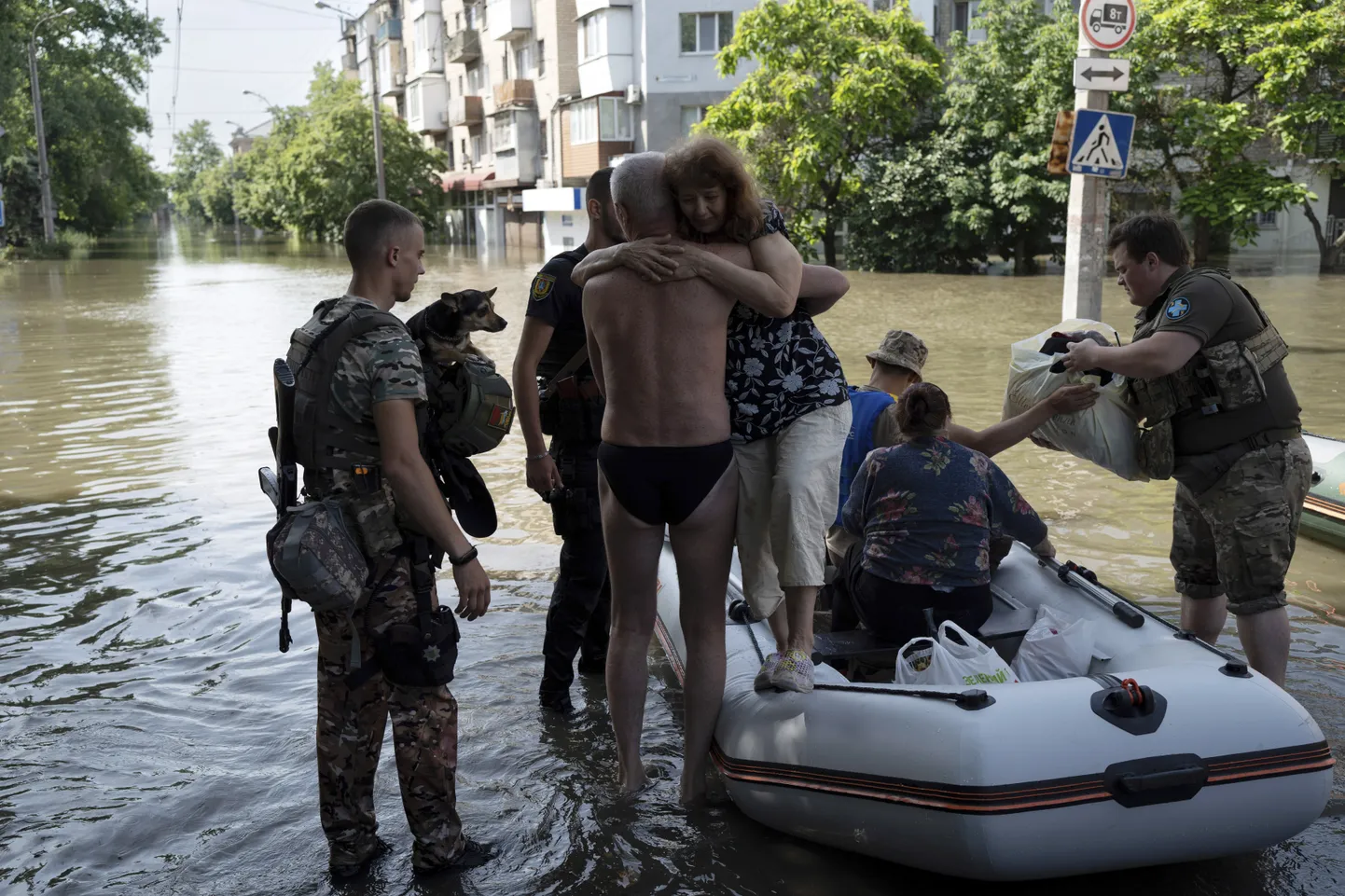Спасение людей из затопленных районов